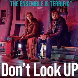 【电影】《不要抬头》不止喜剧，哼唱的歌词，墙上的油画，还有太多细节惊喜！