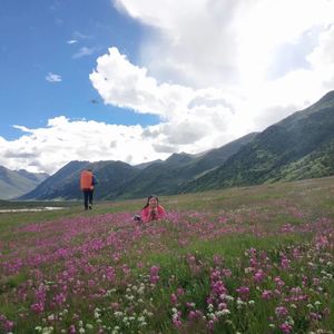 格聂神山转山D2：海拔4400米遇见很多大蚊子 花海 高反