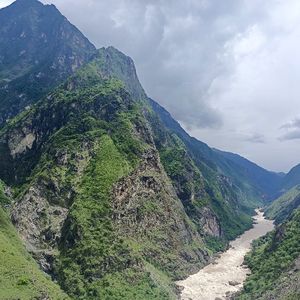 走夜路4.5小时徒步到哈巴雪山大本营