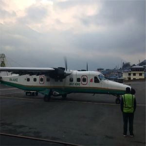 尼泊尔珠峰EBC：队友坐小飞机遇到气流，他们的做法太搞笑了