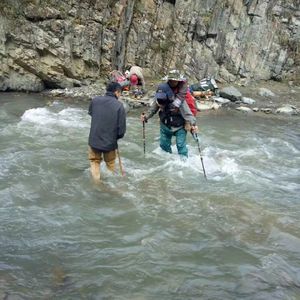 顶级狼塔 穿越天山02：过天山冰河，男生背过河，搞笑