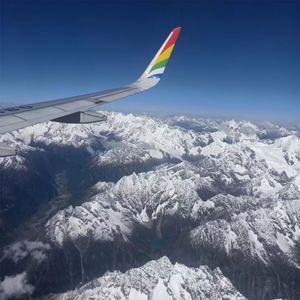 郭喀啦念久：坐飞机从雪山上飞过看见了很壮观的雪山群峰