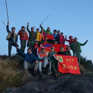 半夜爬山？因为贪玩把找水源的事忘记了？