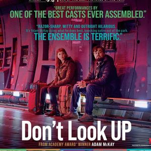 《不要抬头》不止喜剧，哼唱的歌词、墙上的油画、还有太多细节惊喜