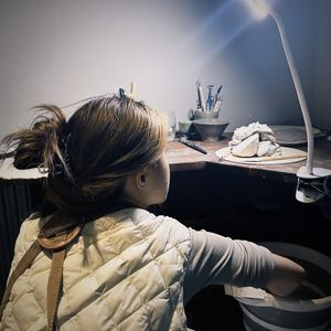 捌：雕塑｜熙熙攘攘的工作坊，泥巴落在裙子上