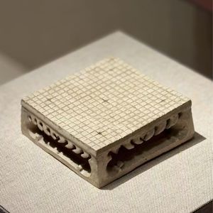 白釉瓷围棋盘：隋代棋盘里的黑白乾坤