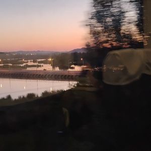 拿不出一万块，但是看不起一百万