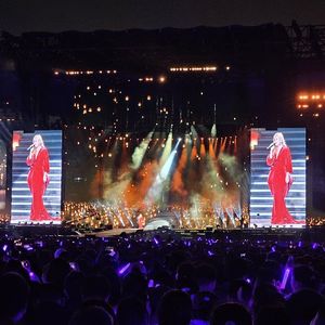 在万人的合唱里，织一场温柔的梦