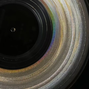 VOL303.在一个骗子和傻子组成的社会里，人们痛恨的不是说谎的人，而是揭穿谎言的人。