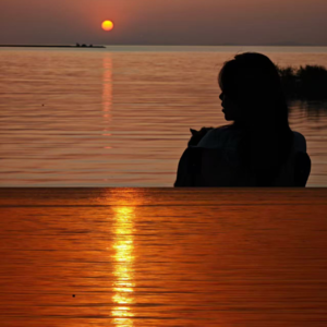 现在还要不要买房或卖房？