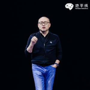 Vol.102|和余凯聊 AI 与自动驾驶:技术分歧、数据陷阱、从卖点到标配|2025 年终特辑(上)