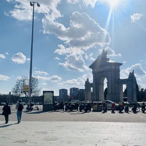 001. 在柏林的大宽马路上聊聊马德里