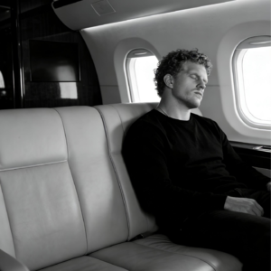 水随器形,人随己心:以自我设计重塑身份