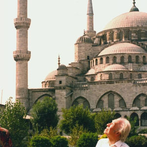 我坐在博爾赫斯身邊,讀一首詩