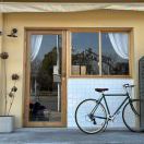 路边一间咖啡屋