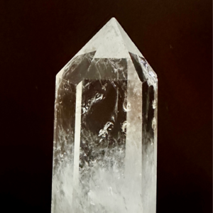 桑浦山山脊上的水晶石