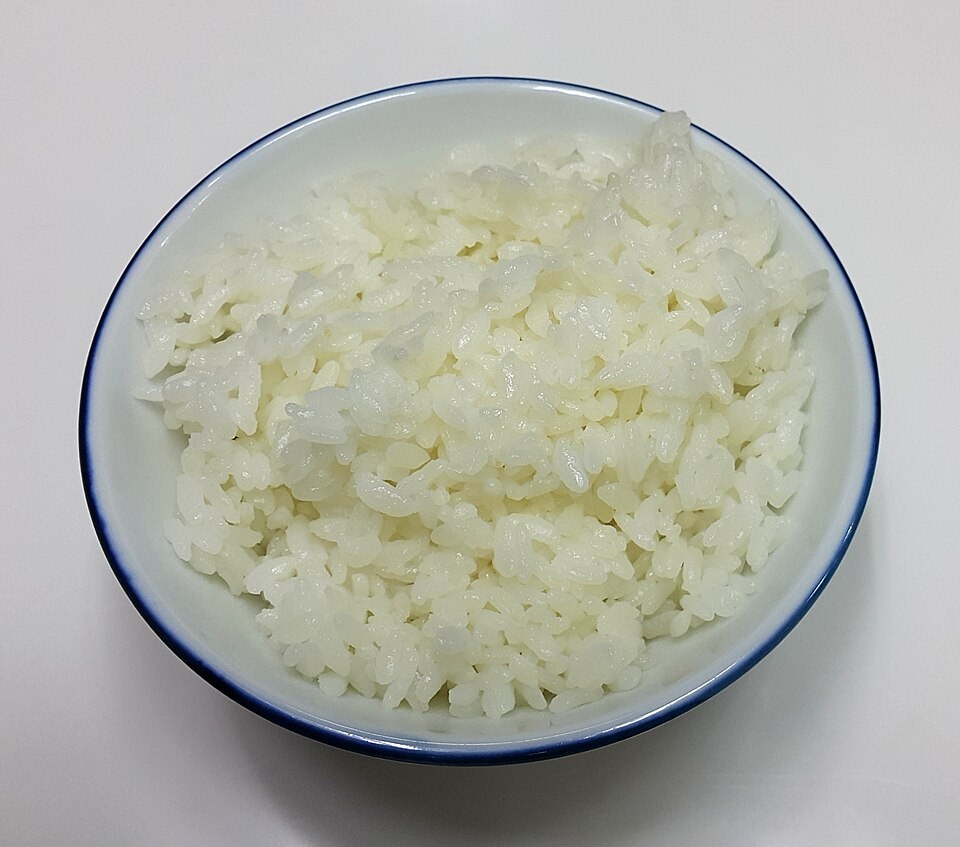 熟米饭的场景照片：关键在煮好后怎样降温与保存，而不只是有没有过夜。