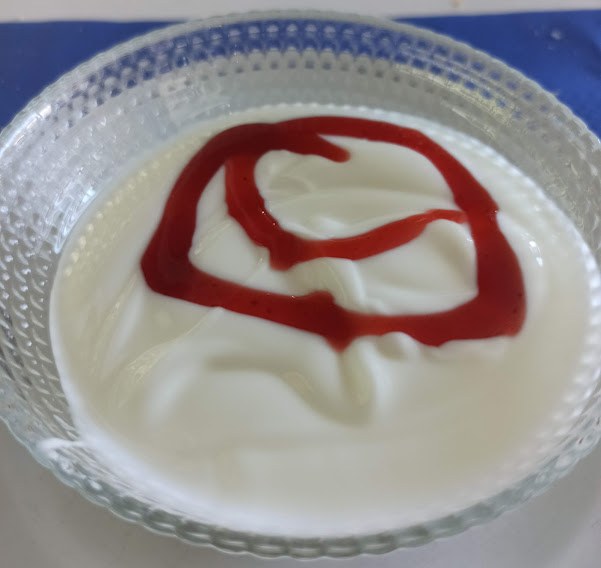 加了红色酱汁的酸奶照片：正常发酵的酸味与异常腐败不是同一回事。