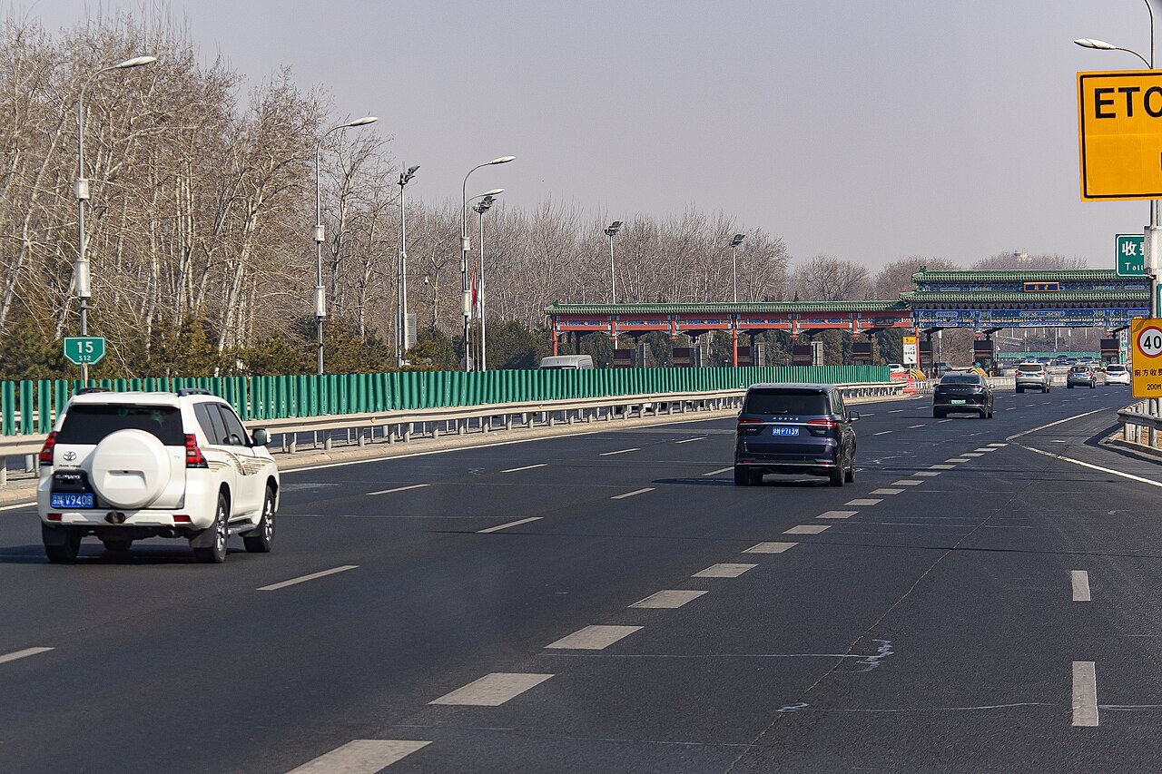 北京首都机场高速天竺收费站附近的道路与车辆