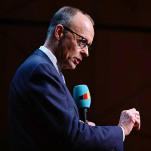 催婚催生、AI焦虑症、默茨的呼声，我们如何走出注定“错位”的人生？