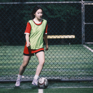 从海淀黄庄安全撤离，一个足球美少女的反“鸡”之路｜010