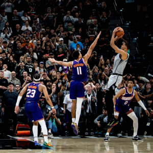 【马刺进步报告S03E58】文班亚马化身“法棍曼巴”绝杀前，天塌下来先让武大郎顶着？