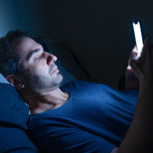 夜猫子自救指南:睡不好真的会让你变笨变胖?揭秘睡眠与体重的隐藏交易
