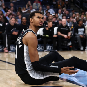 【马刺进步报告S03E32】最后10秒雪藏文班,马刺的不近人情,藏着NBA顶级伤病管控