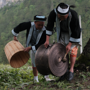 「第95件小众乐器」灵性之鼓，白裤瑶族的葬礼呜咽 | 铜鼓