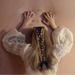 细品《呼啸山庄》：美国古偶能否承载疯癫之爱？