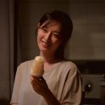她戴星星形状的项链