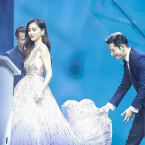 006: 黄晓明官宣新恋情,被讨论的依旧是女人