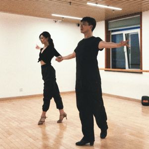 一年两万还得花钱租搭子，普通人学拉丁舞图个啥？