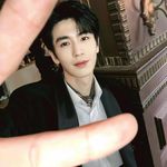 亲亲王嘉尔的小脸蛋