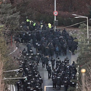 韩国调查人员搭梯子进入总统官邸,第二次试图逮捕尹锡悦