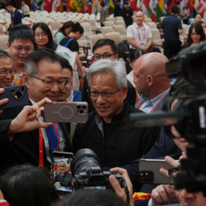 英汉对照朗读 |《黄仁勋在中美之间谨慎寻求平衡》|《纽约时报》2025年7月17日文章