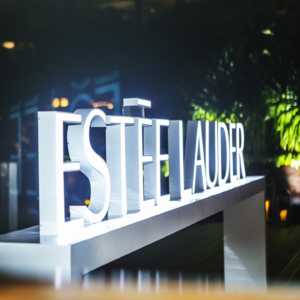 Vol.09 美妆特辑|雅诗兰黛集团:高端美妆圈里的优等生,迷失在功效护肤的浪潮中?