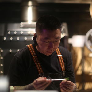 被骂成一个男人｜刷碗、传菜、挨骂、掌勺，Fine Dining 的后厨不养闲人