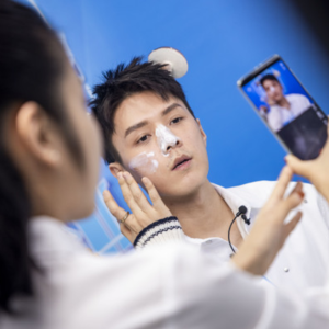 美妆博主，“卷”到翻车