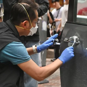 中环10秒劫走10亿日元：香港街头真实上演的现金抢劫案