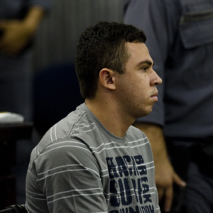 15. 在人们的祝福下，他朝她的下体开枪