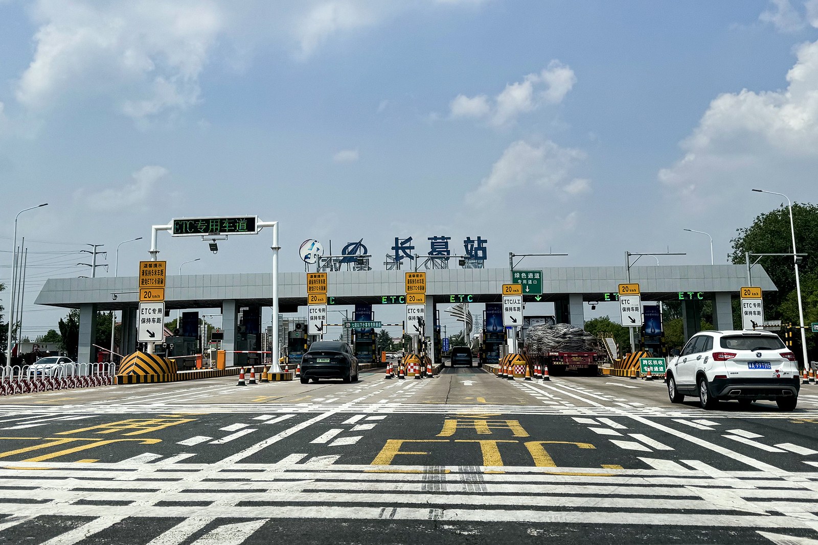 长葛收费站的多条收费车道与不同车辆