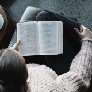 BBC六分钟英语|为何要读纸质书,而非屏幕?