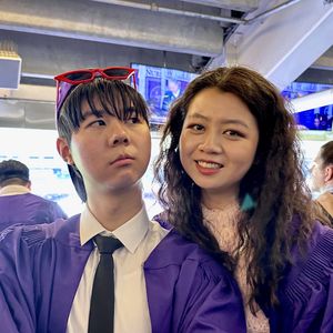 牛顿脚下的树娃娃