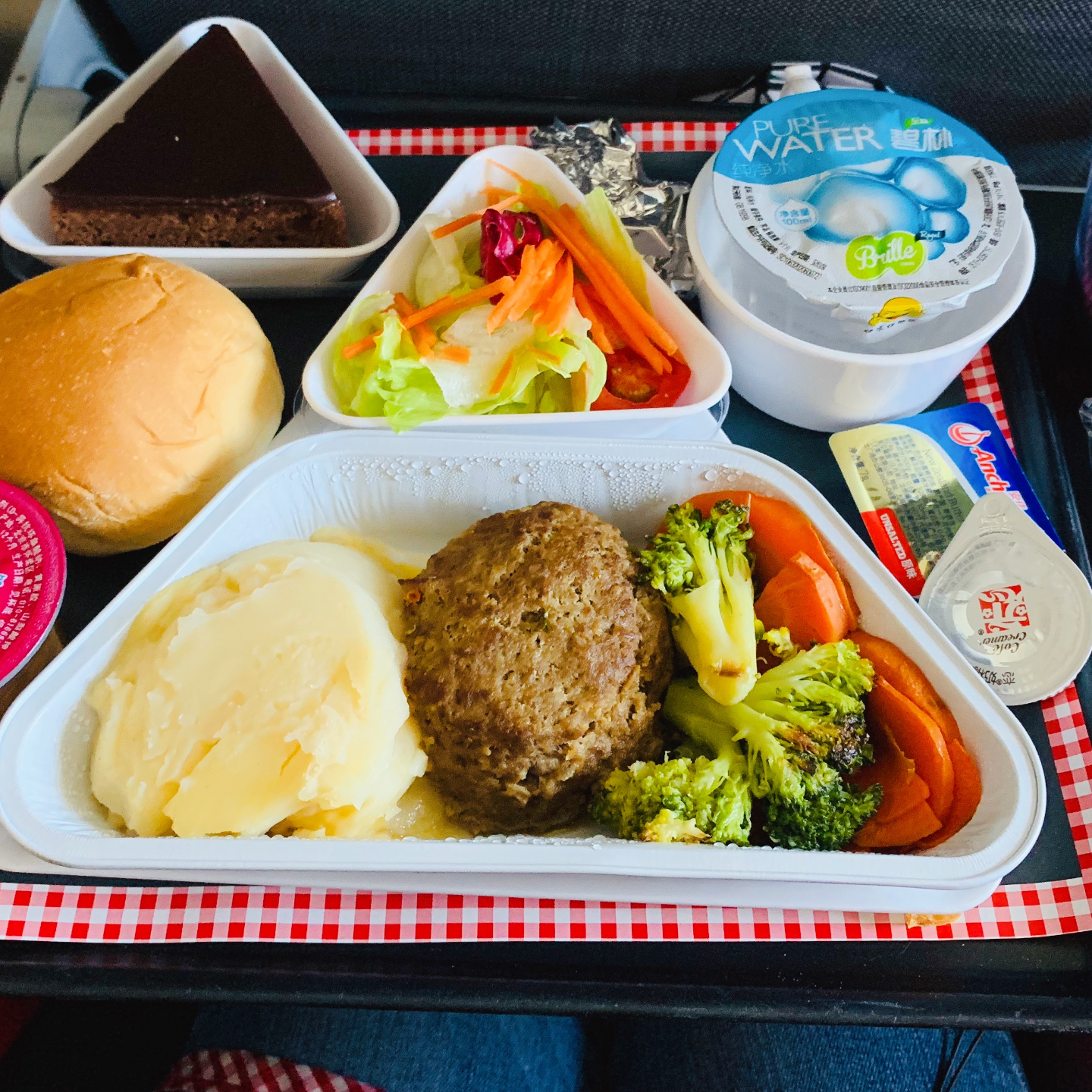 从汉莎、新航、纽航、Emirates、到国内三大航，谁家飞机餐、贵宾室能戳中你？（十一假期特辑） episode artwork
