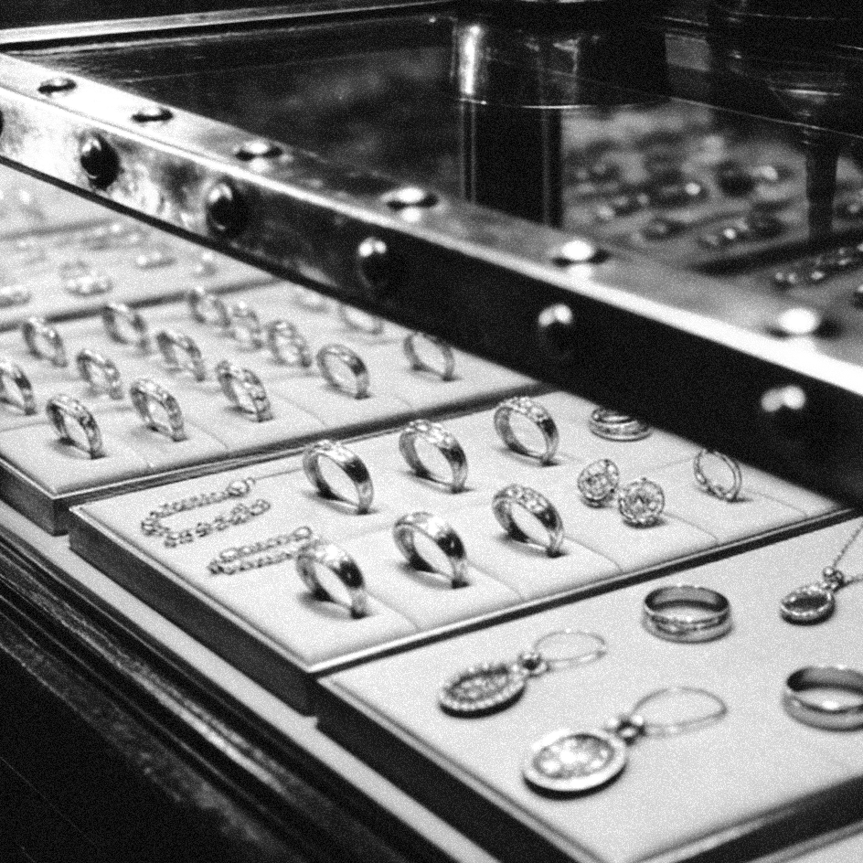 64.未完成打烊的珠宝店，惨死床边的老板，三轮车上的缺口