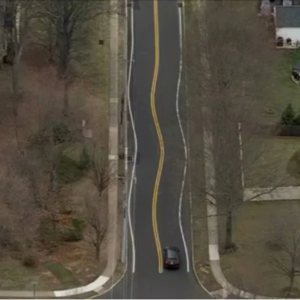 故意把马路刷成波浪线，真不是施工队喝多了！