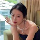 拿尺子的墨镜姐