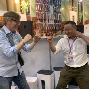 E51 我的第一桶金②|干销售年入50W却迷茫,南美的10万刀支票重新定义自己,从外贸到工厂我趟出的“血泪”经验