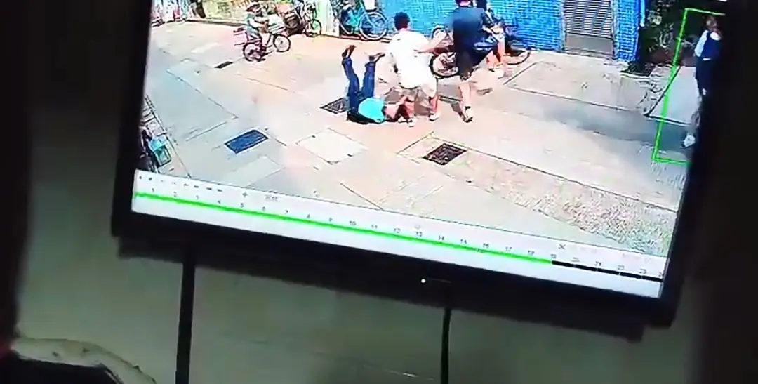 騎手不顧一切猛衝,男警失去平衡跌在地上。(讀者提供片段截圖)